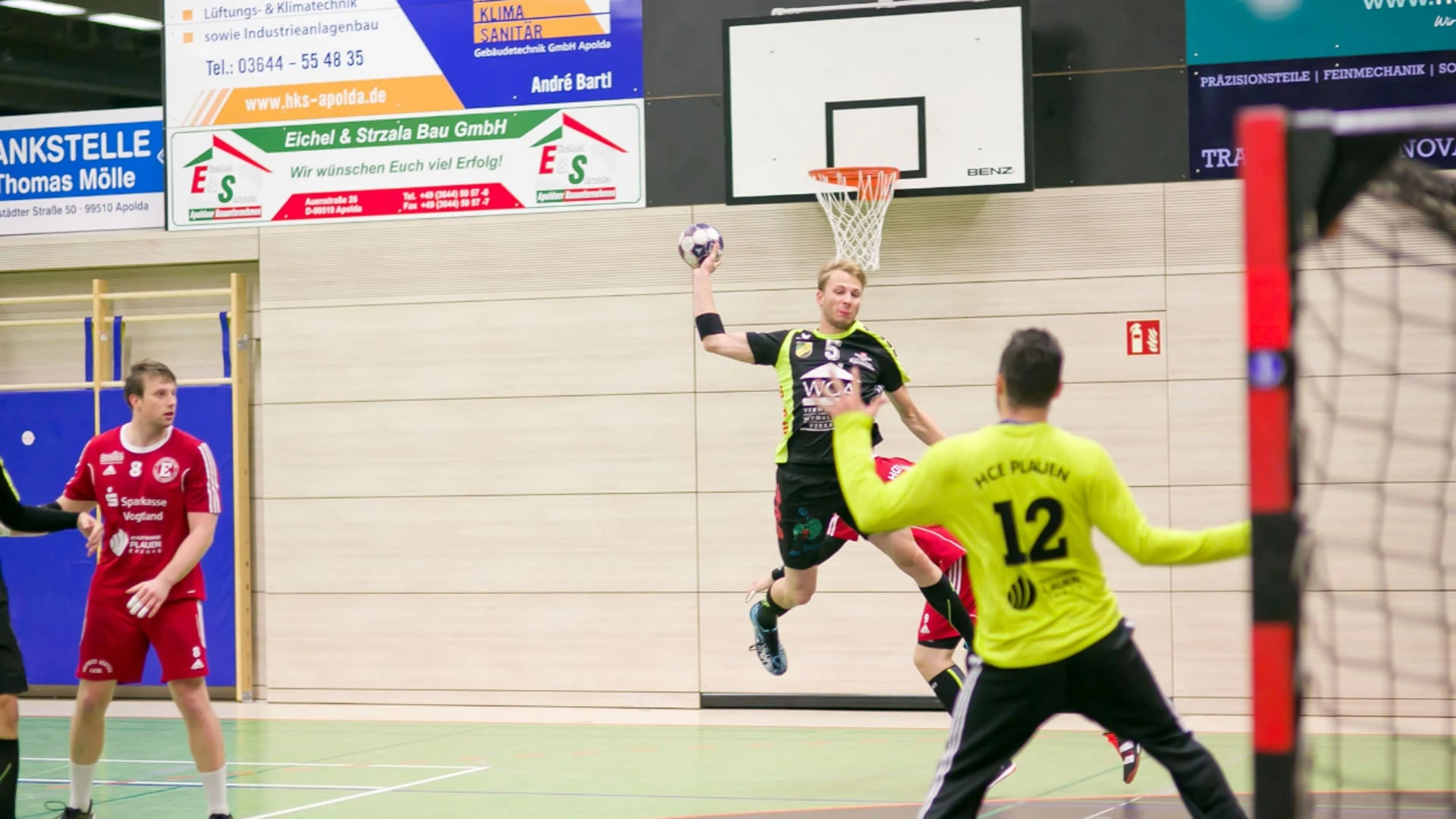 Handballer des HSV Apolda beim Sprungwurf