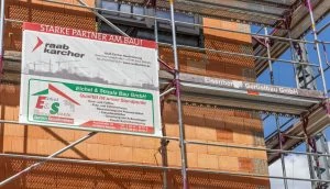 Gerüst am Rohbau mit Firmenwerbebanner