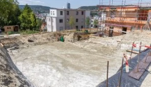 Gerüst am Rohbau mit Firmenwerbebanner