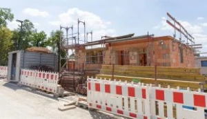 Straßenbild mit Bauabsperrung zum Rohbau